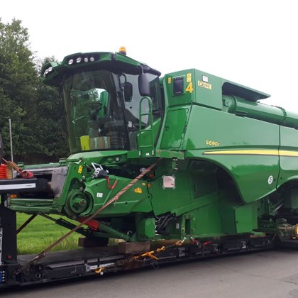 JD S690 harvester starts the trip from GER to UA