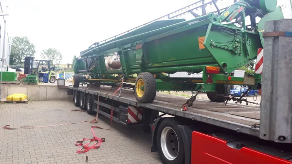 JD S690 with 10,7m header will be a enormous assistant in harvest time