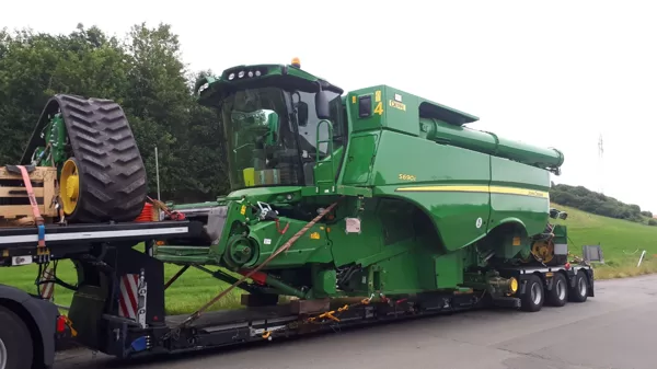 JD S690 with 10,7m header will be a enormous assistant in harvest time